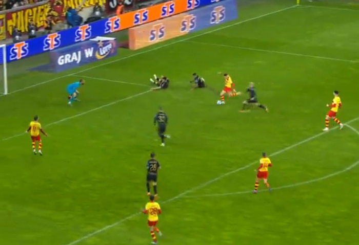Dominik Marczuk miał piłkę meczową w ostatnich sekundach starcia z Pogonią. Jak to nie weszło? (VIDEO)