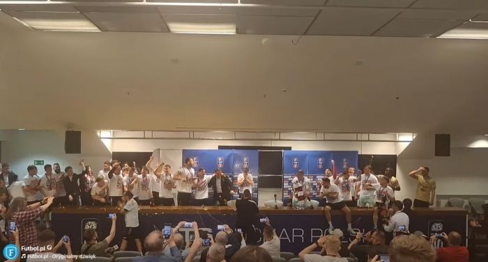 Sceny na konferencji prasowej Michala Gasparika i Lukasa Podolskiego po wygraniu przez Górnika Zabrze STS Pucharu Polski (VIDEO) Sceny na konferencji prasowej Michala Gasparika i Lukasa Podolskiego po wygraniu przez Górnika Zabrze STS Pucharu Polski (VIDEO)