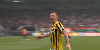 Kacper Kozłowski z golem w Eredivisie. Fatalny błąd bramkarza pozwolił Polakowi trafić do siatki (VIDEO)