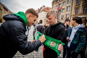 Śląsk bliżej wrocławian. Nie samymi treningami piłkarze żyją. Śląsk bliżej wrocławian. Nie samymi treningami piłkarze żyją.