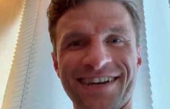 Tak Thomas Mueller zareagował na losowanie Ligi Mistrzów. Zawodnik Bayernu Monachium zaczepił kolegę z kadry Tak Thomas Mueller zareagował na losowanie Ligi Mistrzów. Zawodnik Bayernu Monachium zaczepił kolegę z kadry