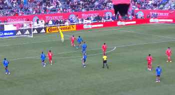 Co za kuriozalny gol w Major League Soccer. Zagrał z własnej połowy w 99. minucie i piłka wpadła do siatki (VIDEO) Co za kuriozalny gol w Major League Soccer. Zagrał z własnej połowy w 99. minucie i piłka wpadła do siatki (VIDEO)