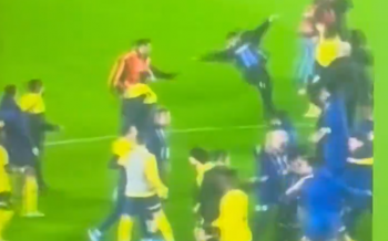 Co za awantura po hicie tureckiej Super League. Zaatakowani piłkarze Fenerbahce się bronili. Był nokaut i cios z półobrotu (VIDEO) Co za awantura po hicie tureckiej Super League. Zaatakowani piłkarze Fenerbahce się bronili. Był nokaut i cios z półobrotu (VIDEO)
