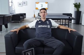 Lewy obrońca zostanie w Juventus FC? Klub odrzucił za niego ofertę, ale nadal monitorują go inne drużyny Lewy obrońca zostanie w Juventus FC? Klub odrzucił za niego ofertę, ale nadal monitorują go inne drużyny