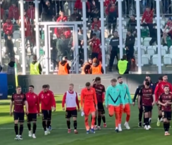 Miliony poszły w błoto. Kibice wygonili piłkarzy do szatni po blamażu Miliony poszły w błoto. Kibice wygonili piłkarzy do szatni po blamażu