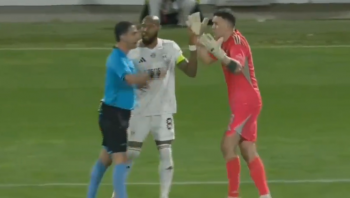 Mateusz Kochalski wyleciał z boiska. Pomógł tym samym ekipie innego Polaka awansować do finału (VIDEO) Mateusz Kochalski wyleciał z boiska. Pomógł tym samym ekipie innego Polaka awansować do finału (VIDEO)